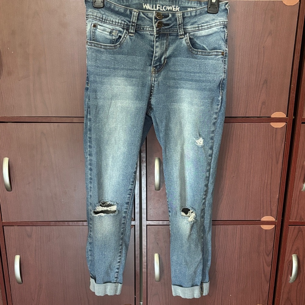 Wallflower Women's Distressed Boyfriend Capri Jeans - Blue